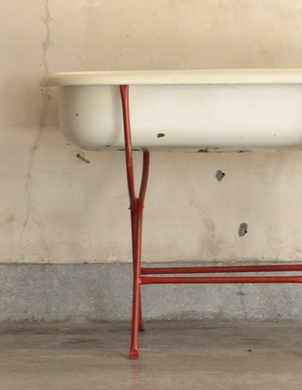 ガーデニング家具 アンティーク家具 赤色が可愛いアンティーク家具、シンプルな造りのベビーバス。バスタブの色はホワイト。(d-1106-f)