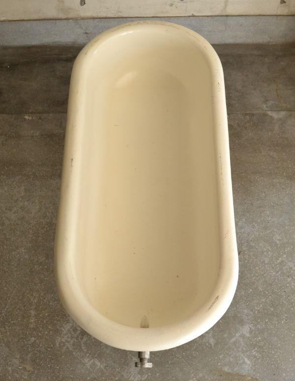 ガーデニング家具 アンティーク家具 赤色が可愛いアンティーク家具、シンプルな造りのベビーバス。クッションやブランケットやおもちゃを乗せて子ども部屋に置いても可愛いですね!どんな風に並べましょうか?ディスプレイを考えるとワクワクしますね。(d-1106-f)