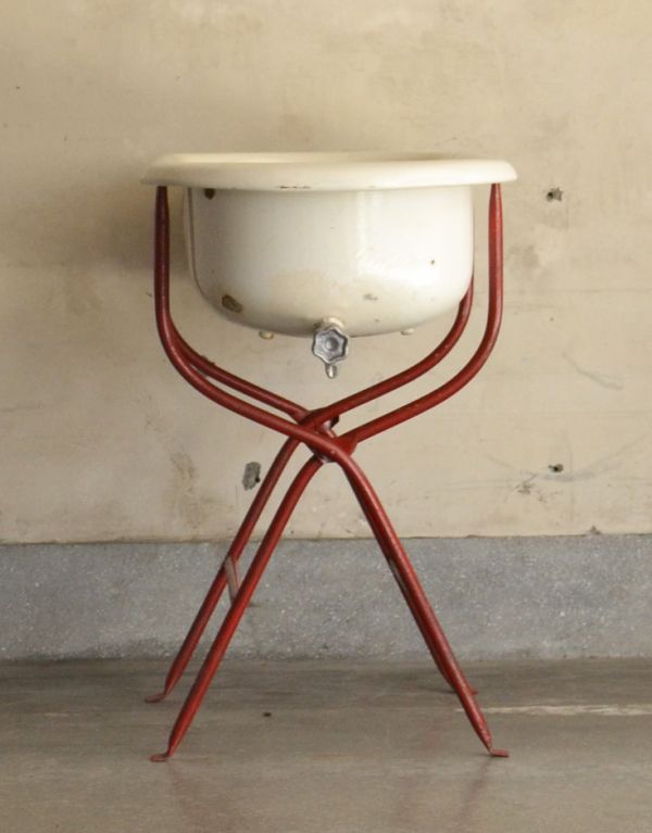 ガーデニング家具 アンティーク家具 赤色が可愛いアンティーク家具、シンプルな造りのベビーバス。横から見るとこんな感じです。(d-1106-f)