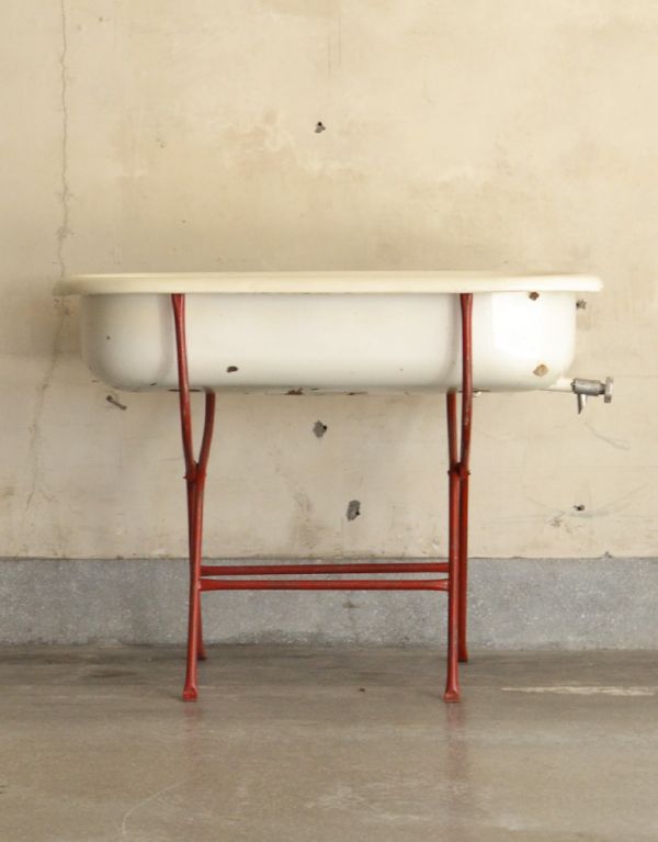 ガーデニング家具 アンティーク家具 赤色が可愛いアンティーク家具、シンプルな造りのベビーバス。アンティークは新品ではないので、経年変化によるキズはありますが、専門の職人によって目立たないようにキレイにお直しをしています。(d-1106-f)