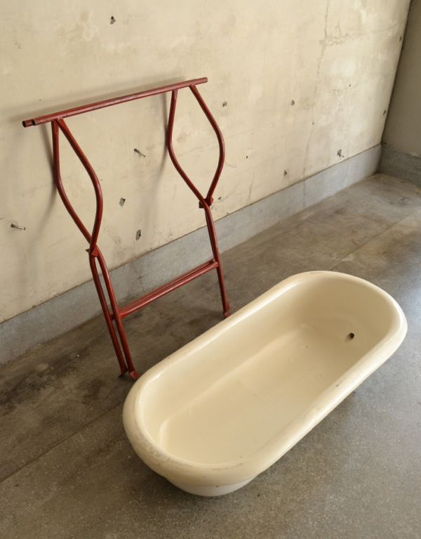 ガーデニング家具 アンティーク家具 赤色が可愛いアンティーク家具、シンプルな造りのベビーバス。バスタブと脚は、それぞれ取り外すことができます。(d-1106-f)