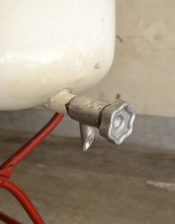 ガーデニング家具 アンティーク家具 赤色が可愛いアンティーク家具、シンプルな造りのベビーバス。ここは水を抜く栓です。(d-1106-f)