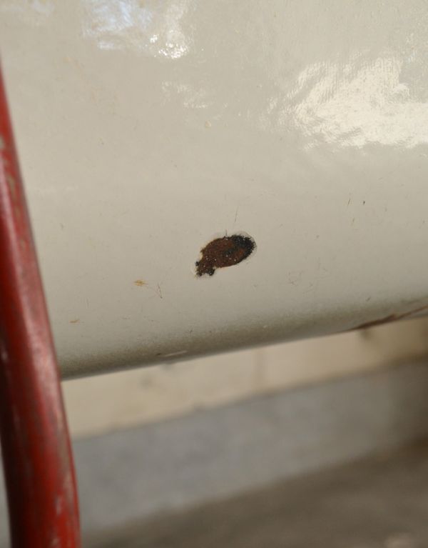 ガーデニング家具 アンティーク家具 赤色が可愛いアンティーク家具、シンプルな造りのベビーバス。バスはホーロー製です。(d-1106-f)