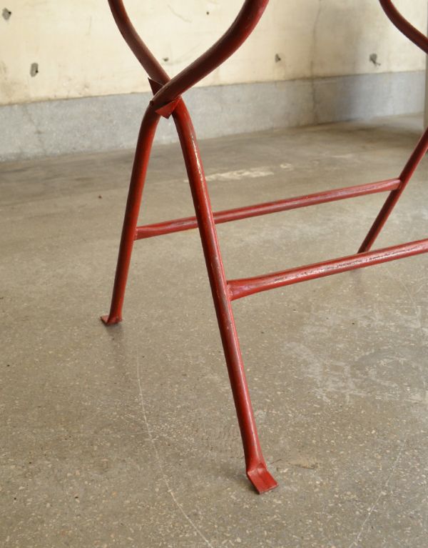 ガーデニング家具 アンティーク家具 赤色が可愛いアンティーク家具、シンプルな造りのベビーバス。アイアンの脚で安定感があります。(d-1106-f)