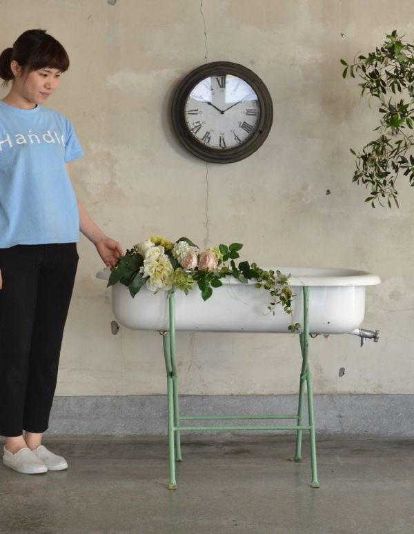めずらしい家具　アンティーク家具　パステルグリーンが可愛いアンティーク家具、シンプルな造りのベビーバス。庭を飾るエクステリアに使ってみたり、室内でホウロウのバスだけをディスプレイとして使っても良いですね。(d-1107-f)