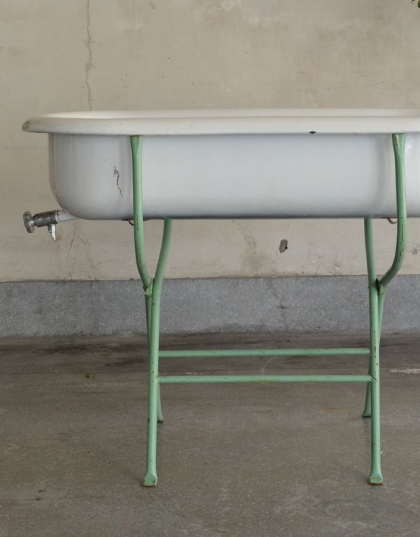 めずらしい家具　アンティーク家具　パステルグリーンが可愛いアンティーク家具、シンプルな造りのベビーバス。バスタブの色はホワイト。(d-1107-f)