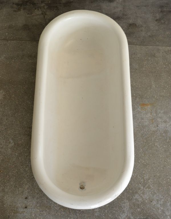 めずらしい家具　アンティーク家具　パステルグリーンが可愛いアンティーク家具、シンプルな造りのベビーバス。クッションやブランケットやおもちゃを乗せて子ども部屋に置いても可愛いですね！どんな風に並べましょうか？ディスプレイを考えるとワクワクしますね。(d-1107-f)