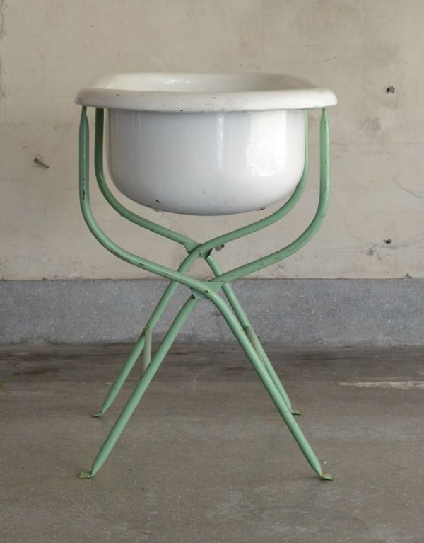 めずらしい家具　アンティーク家具　パステルグリーンが可愛いアンティーク家具、シンプルな造りのベビーバス。横から見るとこんな感じです。(d-1107-f)