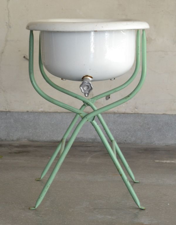 めずらしい家具　アンティーク家具　パステルグリーンが可愛いアンティーク家具、シンプルな造りのベビーバス。専門の職人によってお直ししていますが、アンティークは新品ではありません。(d-1107-f)
