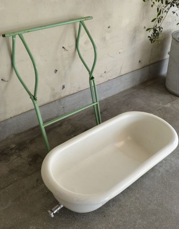 めずらしい家具　アンティーク家具　パステルグリーンが可愛いアンティーク家具、シンプルな造りのベビーバス。バスタブと脚は、それぞれ取り外すことができます。(d-1107-f)