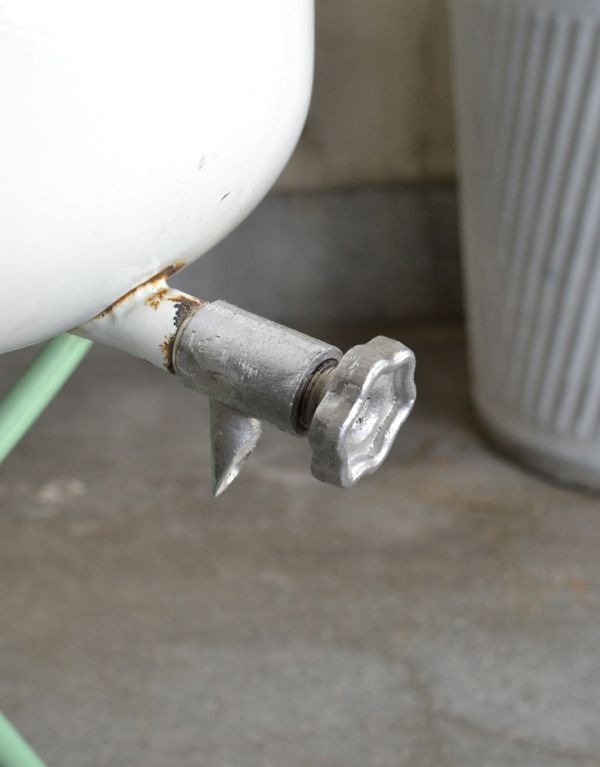 めずらしい家具　アンティーク家具　パステルグリーンが可愛いアンティーク家具、シンプルな造りのベビーバス。ここは水を抜く栓です。(d-1107-f)