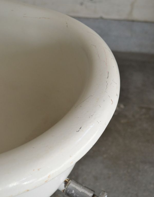 めずらしい家具　アンティーク家具　パステルグリーンが可愛いアンティーク家具、シンプルな造りのベビーバス。バスはホーロー製です。(d-1107-f)