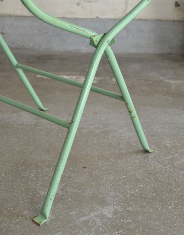 めずらしい家具　アンティーク家具　パステルグリーンが可愛いアンティーク家具、シンプルな造りのベビーバス。安定感があります。(d-1107-f)