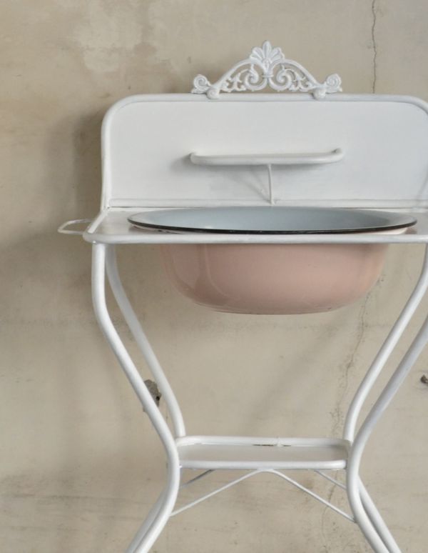 めずらしい家具　アンティーク家具　フランスの海外らしいアンティーク家具、ホワイトペイントのアイアンウォッシュスタンド。どこから見ても、エレガントな雰囲気。(d-1111-f)