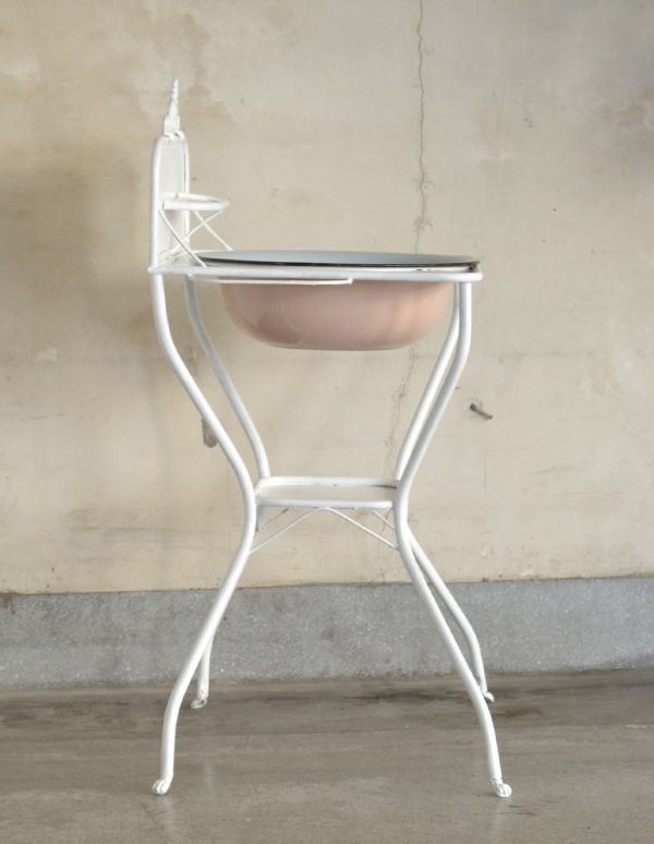 めずらしい家具　アンティーク家具　フランスの海外らしいアンティーク家具、ホワイトペイントのアイアンウォッシュスタンド。小さな鉢植えを置いたり、ガーデニングの道具をちょっと置くときに便利です。(d-1111-f)