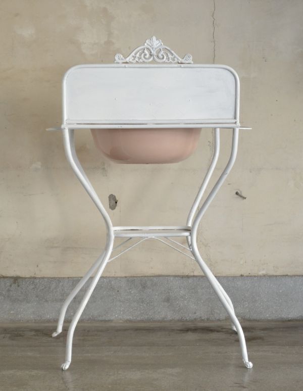 めずらしい家具　アンティーク家具　フランスの海外らしいアンティーク家具、ホワイトペイントのアイアンウォッシュスタンド。ホワイトのアイアンとピンク色のボウルです。(d-1111-f)