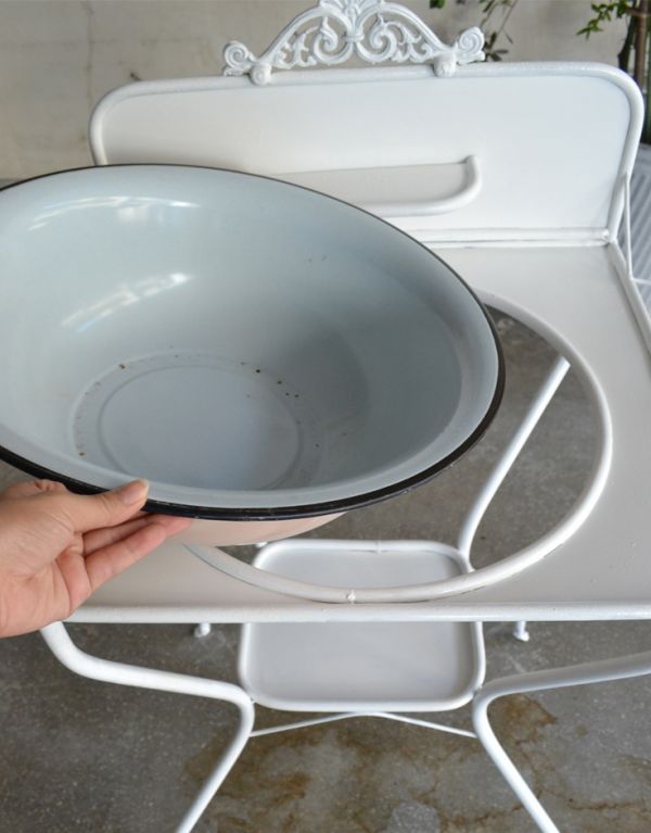めずらしい家具　アンティーク家具　フランスの海外らしいアンティーク家具、ホワイトペイントのアイアンウォッシュスタンド。ボウルは取り外せるので、使いやすく、お手入れも楽です。(d-1111-f)