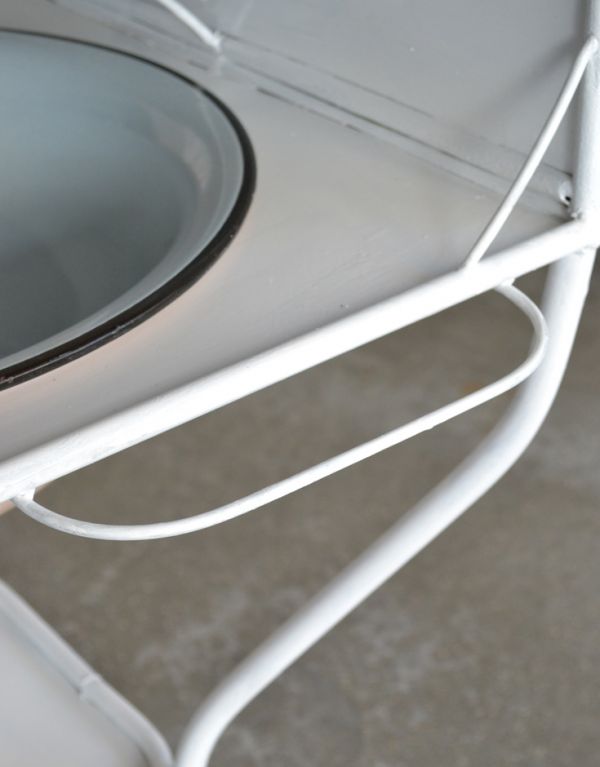 めずらしい家具　アンティーク家具　フランスの海外らしいアンティーク家具、ホワイトペイントのアイアンウォッシュスタンド。サイドにはタオル掛けがあります。(d-1111-f)