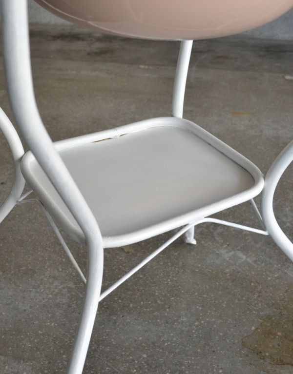 めずらしい家具　アンティーク家具　フランスの海外らしいアンティーク家具、ホワイトペイントのアイアンウォッシュスタンド。下の棚にも小物が置けます。(d-1111-f)