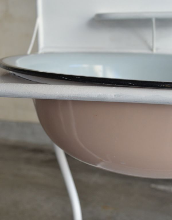 めずらしい家具　アンティーク家具　フランスの海外らしいアンティーク家具、ホワイトペイントのアイアンウォッシュスタンド。ピンクのボウルでとっても可愛いです！。(d-1111-f)