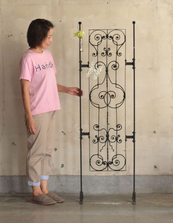 ドア・ゲート　アンティーク家具　英国からのガーデンアイテム、アンティークガーデンフェンス（ブラック）。背が高いアイアンのフェンス。(d-1114-f)