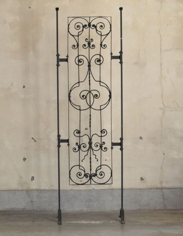 ドア・ゲート　アンティーク家具　英国からのガーデンアイテム、アンティークガーデンフェンス（ブラック）。玄関やテラスなどに飾って使うこともできます。(d-1114-f)