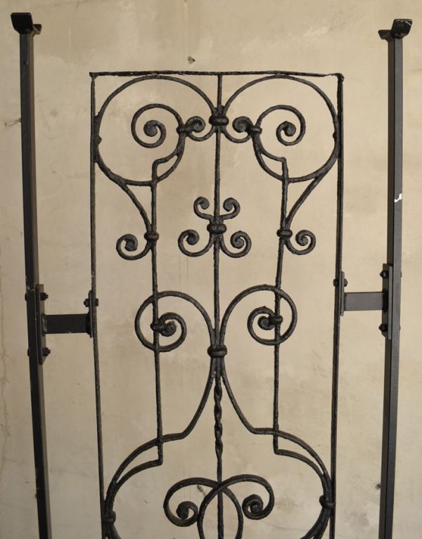 ドア・ゲート　アンティーク家具　英国からのガーデンアイテム、アンティークガーデンフェンス（ブラック）。お花をキレイに引き立ててくれるから、ガーデニングが楽しくなります。(d-1114-f)