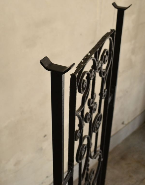 ドア・ゲート　アンティーク家具　英国からのガーデンアイテム、アンティークガーデンフェンス（ブラック）。キチンとお直ししてありますので、ご安心ください。(d-1114-f)