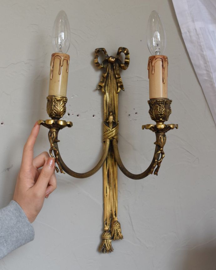 壁付けブラケット 照明・ライティング フランスアンティーク、リボン付きの可愛い真鍮製ウォールブラケット(E17シャンデリア球付)。存在感のある素敵なアンティークのウォールランプです。(d-1114-z)