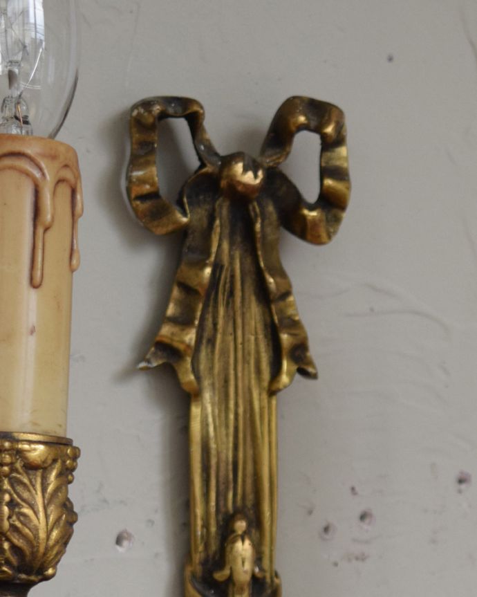 壁付けブラケット 照明・ライティング フランスアンティーク、リボン付きの可愛い真鍮製ウォールブラケット(E17シャンデリア球付)。トップには可愛いリボンが付いています。(d-1114-z)