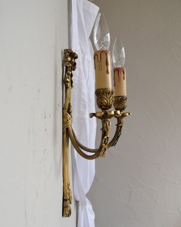壁付けブラケット 照明・ライティング フランスアンティーク、リボン付きの可愛い真鍮製ウォールブラケット(E17シャンデリア球付)。壁のお洒落を楽しむのにはピッタリな存在感です。(d-1114-z)
