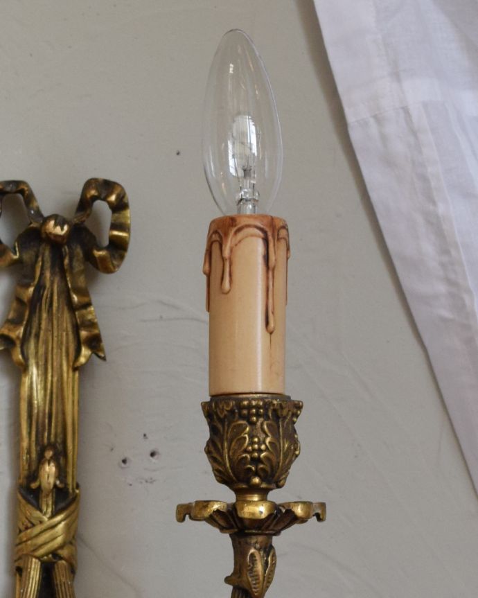 壁付けブラケット 照明・ライティング フランスアンティーク、リボン付きの可愛い真鍮製ウォールブラケット(E17シャンデリア球付)。しっかりオーバーホウルをしたので、ご安心下さい。(d-1114-z)