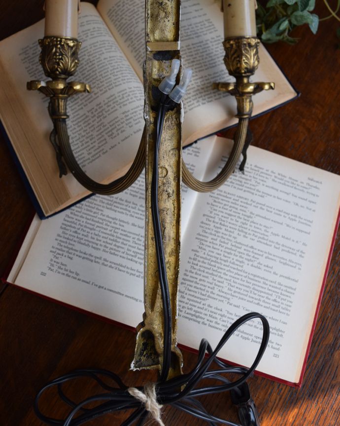 壁付けブラケット 照明・ライティング フランスアンティーク、リボン付きの可愛い真鍮製ウォールブラケット(E17シャンデリア球付)。※壁の中に配線をする場合は、電気屋さんによる取り付け工事が必要です。(d-1114-z)