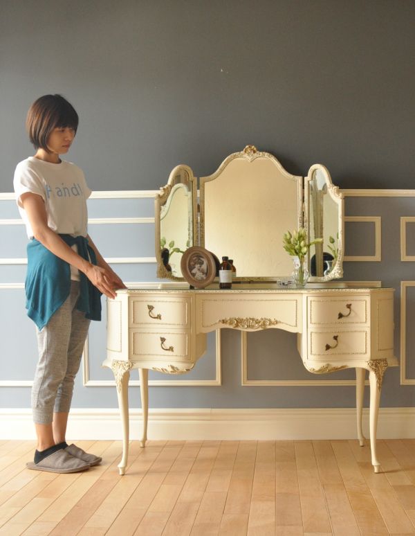 サイドバイサイド アンティーク家具 アンティークのフレンチインテリア、ホワイト色の三面鏡ドレッサー(ドレッシングチェスト)。華があって、ドールハウスにあるような可愛いデザイン。(d-1115-f)