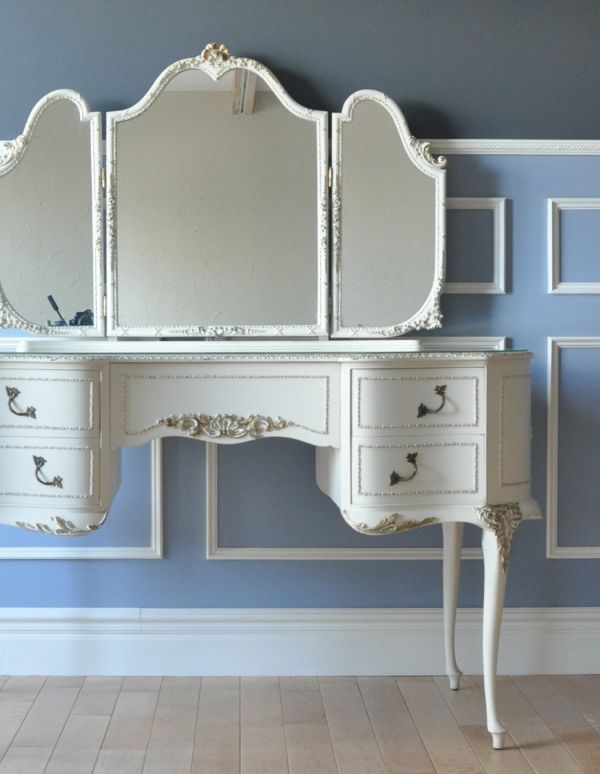 サイドバイサイド アンティーク家具 アンティークのフレンチインテリア、ホワイト色の三面鏡ドレッサー(ドレッシングチェスト)。小さな引き出しがあるので、細々したものを収納できます。(d-1115-f)