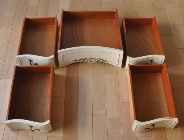 サイドバイサイド アンティーク家具 アンティークのフレンチインテリア、ホワイト色の三面鏡ドレッサー(ドレッシングチェスト)。引き出しは全部で5杯です。(d-1115-f)