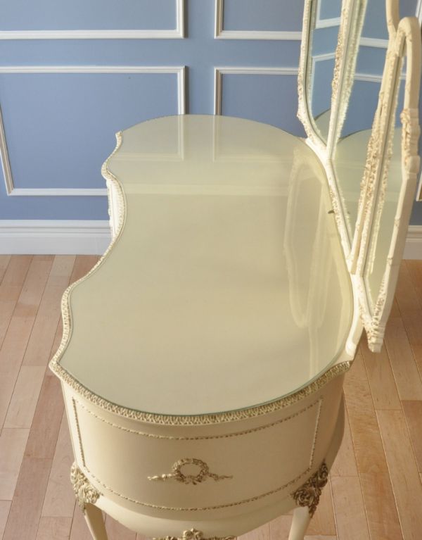 サイドバイサイド アンティーク家具 アンティークのフレンチインテリア、ホワイト色の三面鏡ドレッサー(ドレッシングチェスト)。天板にはガラス板が乗っています。(d-1115-f)