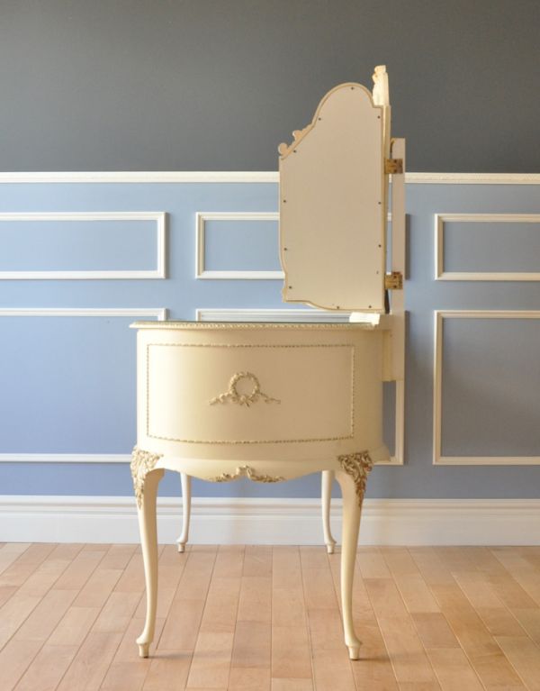 サイドバイサイド アンティーク家具 アンティークのフレンチインテリア、ホワイト色の三面鏡ドレッサー(ドレッシングチェスト)。サイドにも可愛い飾り。(d-1115-f)