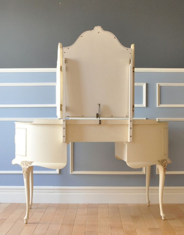 サイドバイサイド アンティーク家具 アンティークのフレンチインテリア、ホワイト色の三面鏡ドレッサー(ドレッシングチェスト)。裏側もキチンと仕上げているので、キレイな状態です。(d-1115-f)