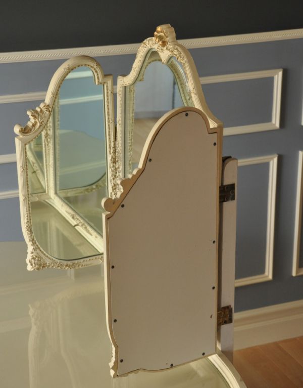 サイドバイサイド アンティーク家具 アンティークのフレンチインテリア、ホワイト色の三面鏡ドレッサー(ドレッシングチェスト)。ミラーは三面鏡は後ろ頭のチェックもできて便利です。(d-1115-f)