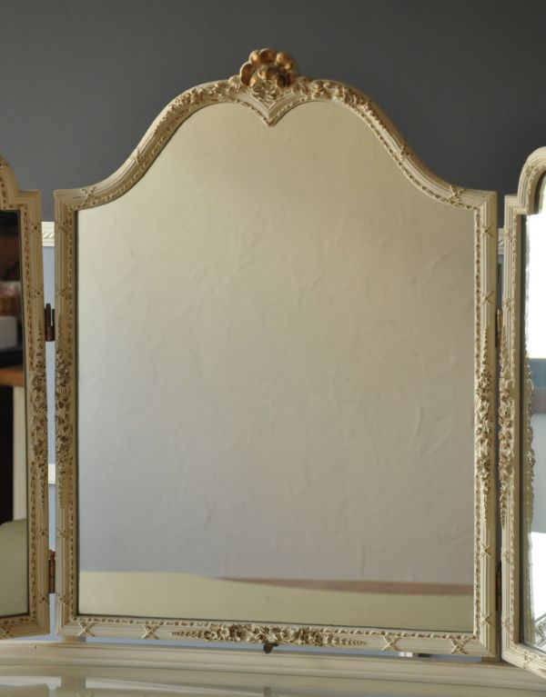 サイドバイサイド アンティーク家具 アンティークのフレンチインテリア、ホワイト色の三面鏡ドレッサー(ドレッシングチェスト)。大きな鏡はお部屋を広く見せる効果大。(d-1115-f)