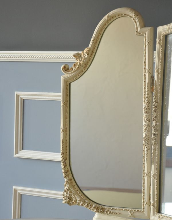 サイドバイサイド アンティーク家具 アンティークのフレンチインテリア、ホワイト色の三面鏡ドレッサー(ドレッシングチェスト)。丁寧な彫りの仕上がりにうっとりしてしまいます。(d-1115-f)