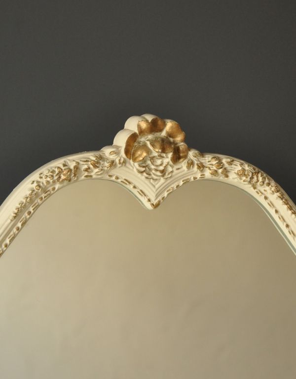 サイドバイサイド アンティーク家具 アンティークのフレンチインテリア、ホワイト色の三面鏡ドレッサー(ドレッシングチェスト)。トップにはアンティークならではの繊細な装飾があります。(d-1115-f)