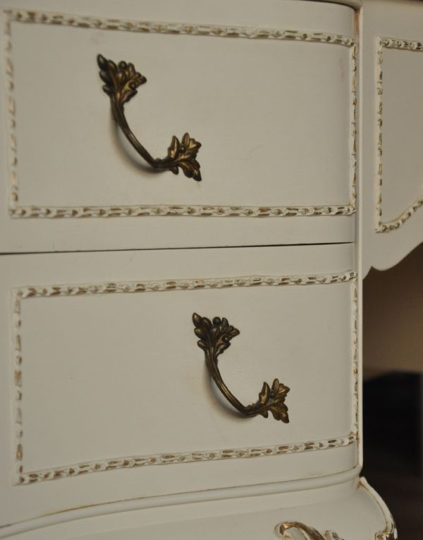 サイドバイサイド アンティーク家具 アンティークのフレンチインテリア、ホワイト色の三面鏡ドレッサー(ドレッシングチェスト)。取っ手は蔦のような凝ったデザイン。(d-1115-f)