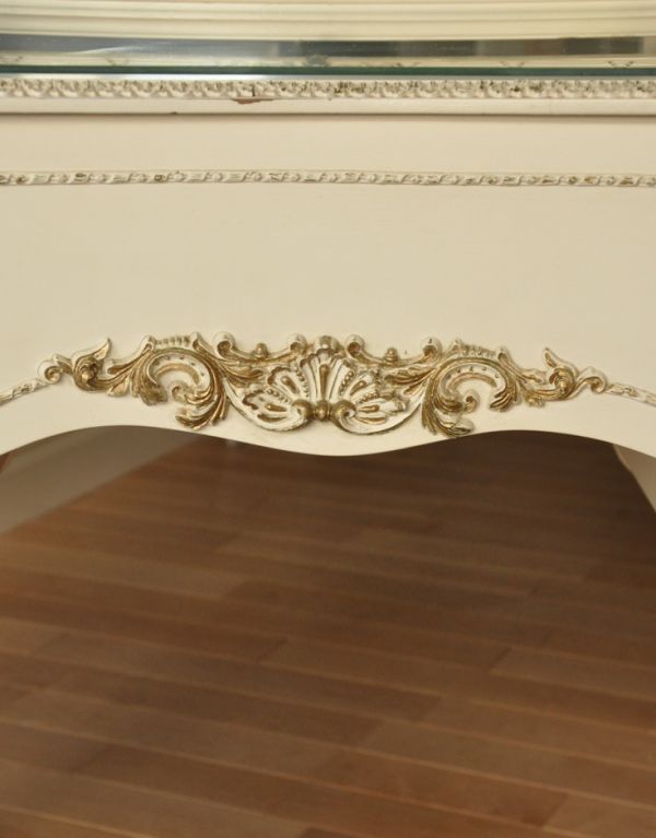 サイドバイサイド アンティーク家具 アンティークのフレンチインテリア、ホワイト色の三面鏡ドレッサー(ドレッシングチェスト)。引き出しの前板にも華奢で女性らしい装飾が付いています。(d-1115-f)