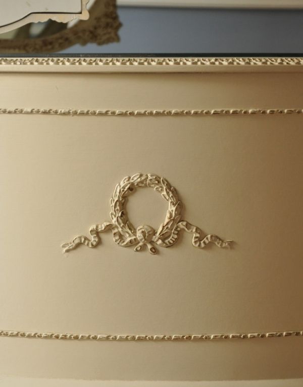 サイドバイサイド アンティーク家具 アンティークのフレンチインテリア、ホワイト色の三面鏡ドレッサー(ドレッシングチェスト)。両サイドにもリースの彫が刻まれています。(d-1115-f)