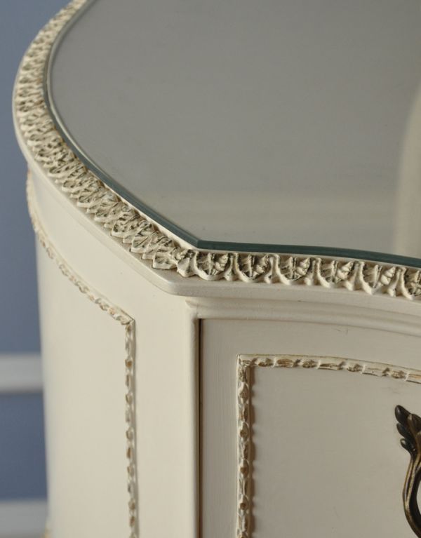 サイドバイサイド アンティーク家具 アンティークのフレンチインテリア、ホワイト色の三面鏡ドレッサー(ドレッシングチェスト)。天板の縁にもこのように細やかな彫りが施されています。(d-1115-f)