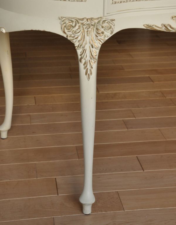 サイドバイサイド アンティーク家具 アンティークのフレンチインテリア、ホワイト色の三面鏡ドレッサー(ドレッシングチェスト)。安定感があります。(d-1115-f)