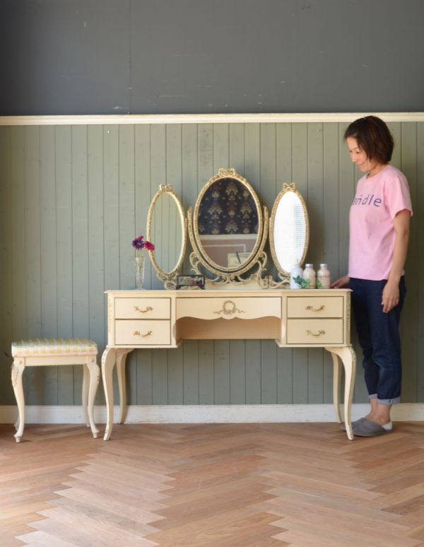 サイドバイサイド　アンティーク家具　アンティークのフレンチインテリア、ホワイト色の華やかな三面鏡ドレッサー。華があって、ドールハウスにあるような可愛いデザイン。(d-1116-f)