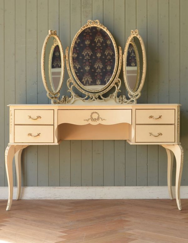 サイドバイサイド　アンティーク家具　アンティークのフレンチインテリア、ホワイト色の華やかな三面鏡ドレッサー。小さな引き出しがあるので、細々したものを収納できます。(d-1116-f)